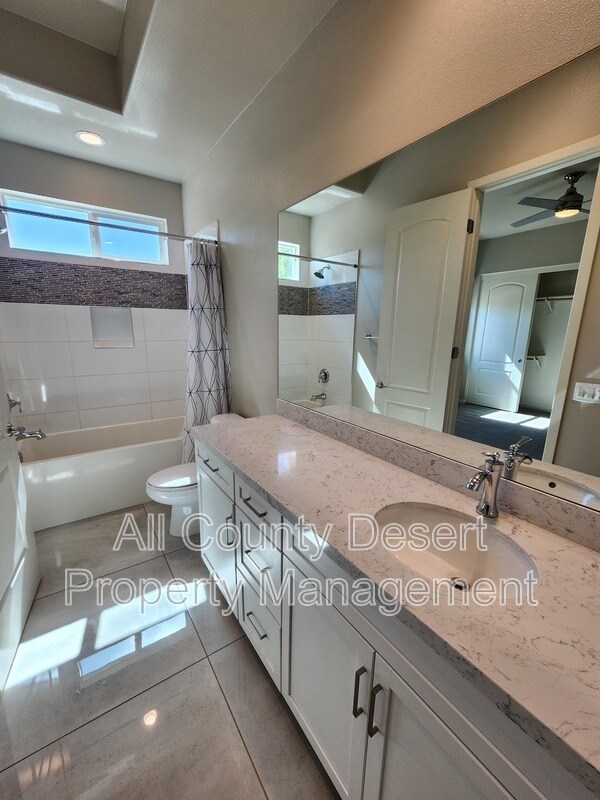 Building Photo - 78987 Yorkville Ln