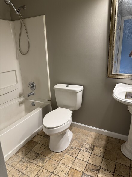 Building Photo - 244 Edinfield Ct