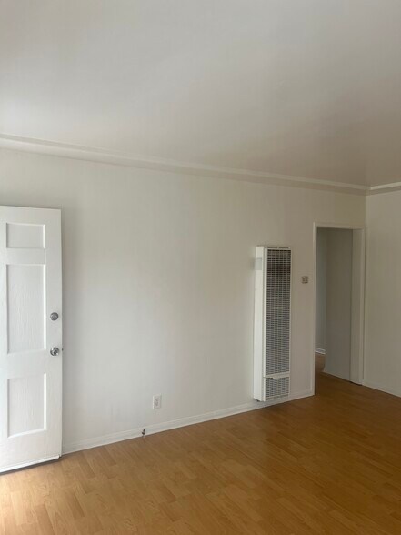 Building Photo - 511 N La Brea Ave