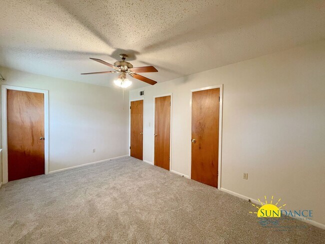 Building Photo - 11 Oak Ln