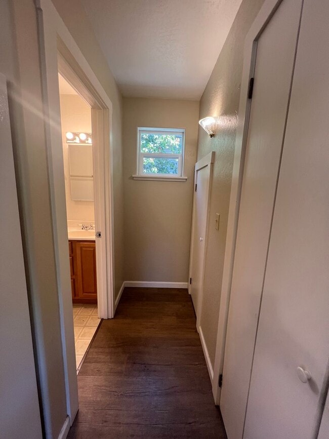 Building Photo - COMING SOON!  2 bed, 2 bath home in the heart of Ashland