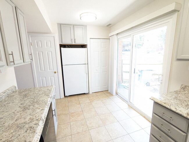 Building Photo - Charming two level townhouse in establishe...