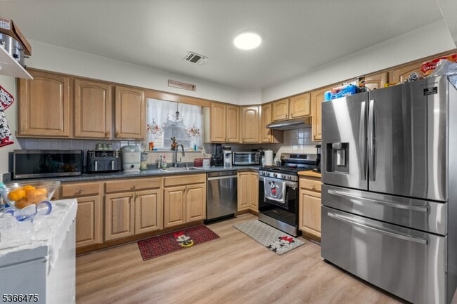 Building Photo - 401 E Kinney St