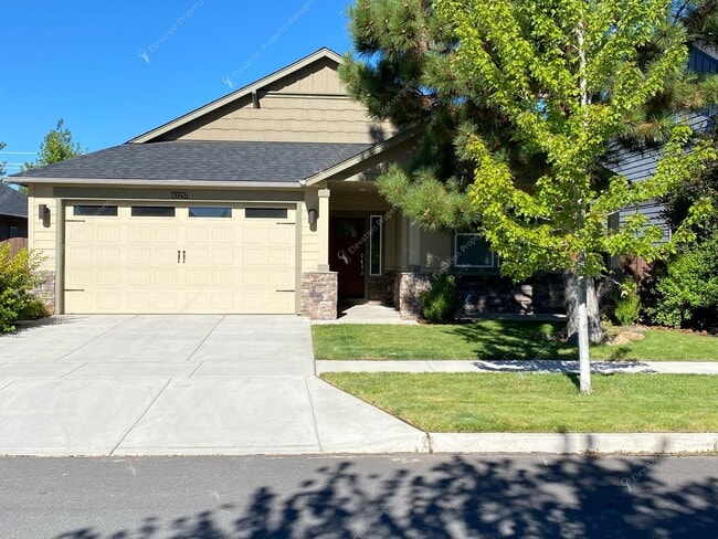 Primary Photo - Bright, Spacious Home with Expansive Yard ...