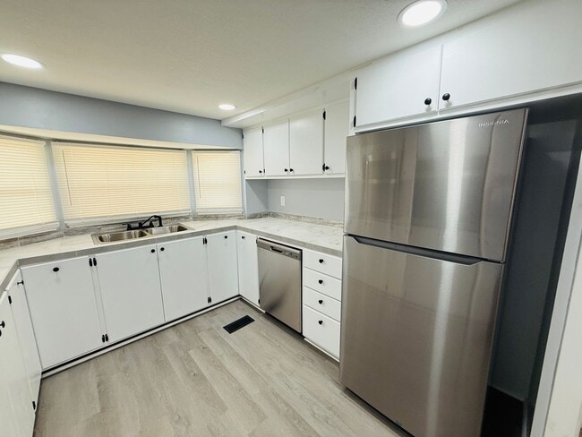 Building Photo - 2 bedroom 2 bath fully remodeled mobile home for rent in 55+ community in south Tampa