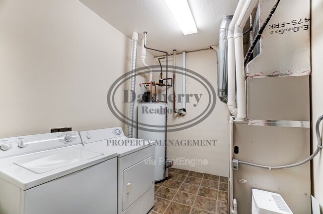 Building Photo - 1113 N Byrne Rd