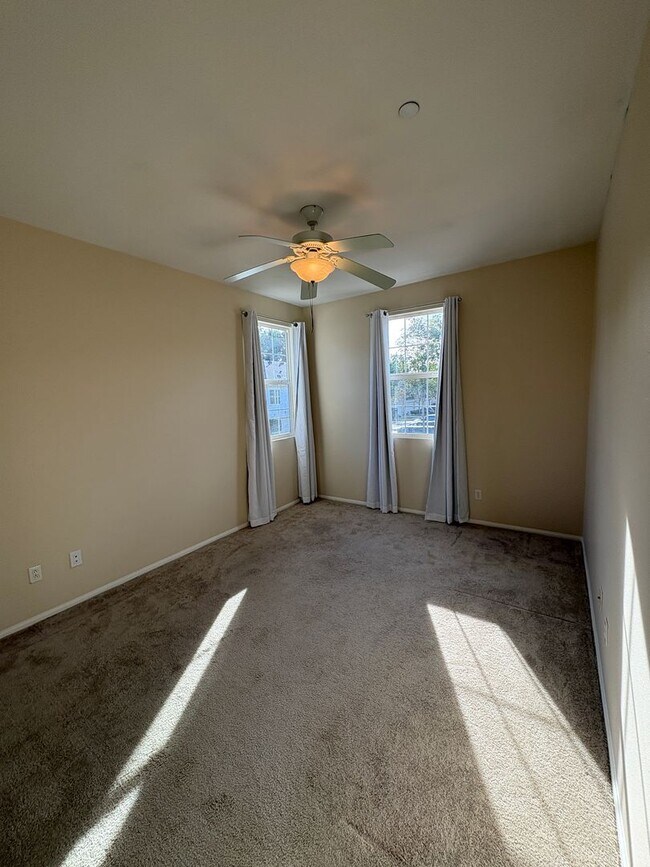 Building Photo - Spacious Townhome in Ventura!