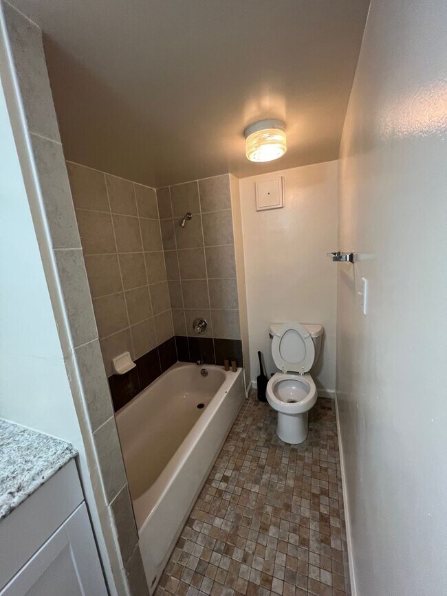 Building Photo - 190 Griswold Way