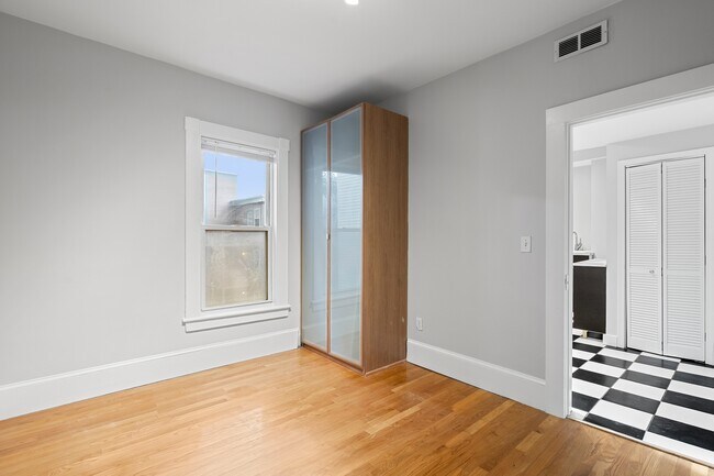 Building Photo - 72 Mozart St