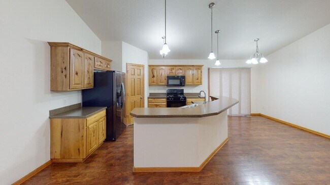 Building Photo - Spacious 4-Bed, 3-Bath Family Home with Fenced Yard and Attached Garage