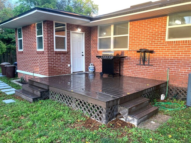 Building Photo - 3 Bed / 2 Bath in Charming Lakewood Neighb...