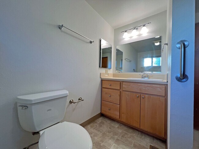 Building Photo - Rental ranch rambler - 3 bed, 2.5 bath, 2 ...