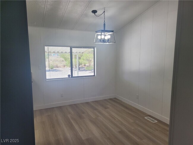 Building Photo - 1060 S Bunch St