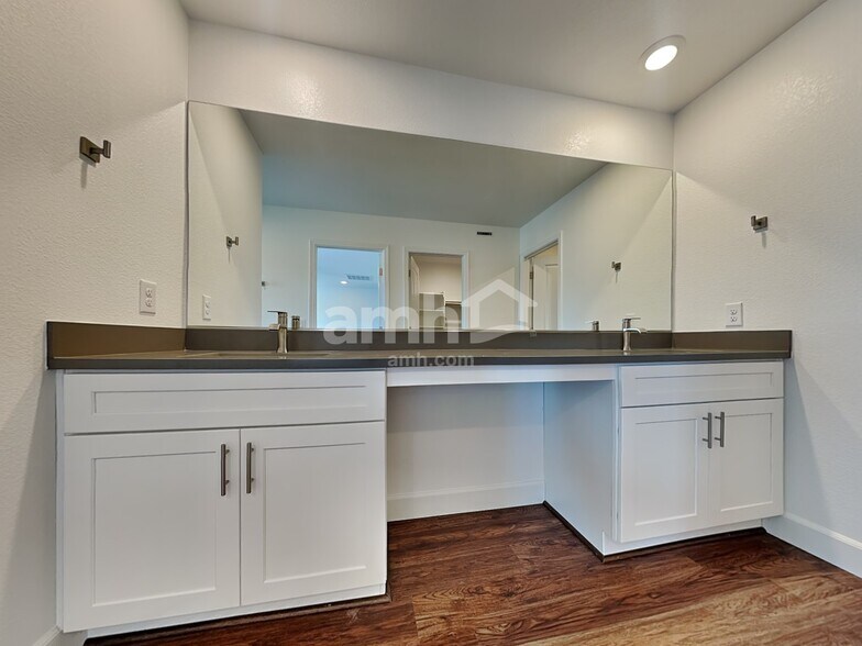 Building Photo - 9171 Ribbon Mdw Ct