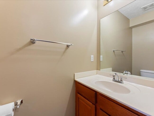 Building Photo - 4 bedroom, 3 bathroom - Available 9/15- Co...