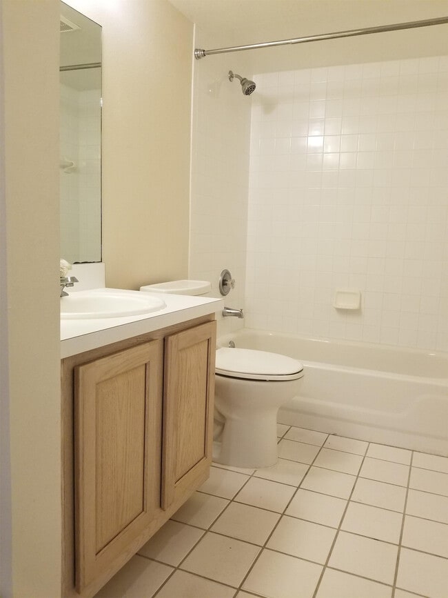 Building Photo - 474 Club Dr
