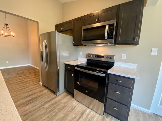 Kitchen/Quartz Countertops - 300 Blue Water Ct