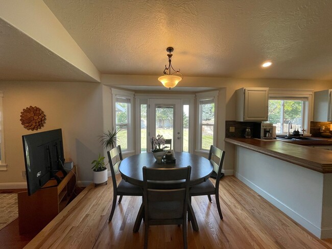 Building Photo - Nice home in great neighborhood