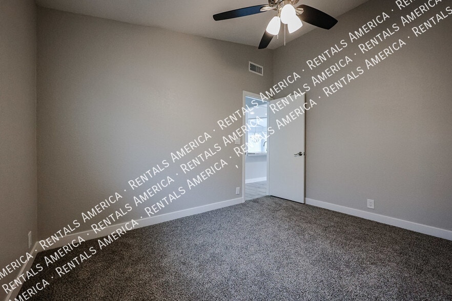 Building Photo - 2517 W Sheffield Ave