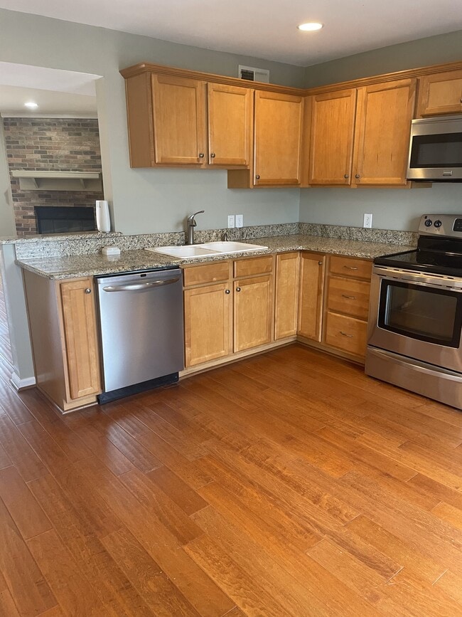 Kitchen - 724 Due West Ave N