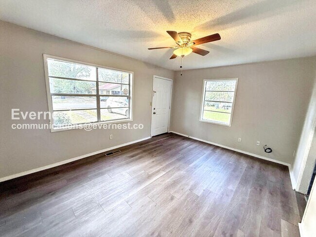 Building Photo - 2 Bed, 1 Bath with Laundry Hookups / Pet-F...