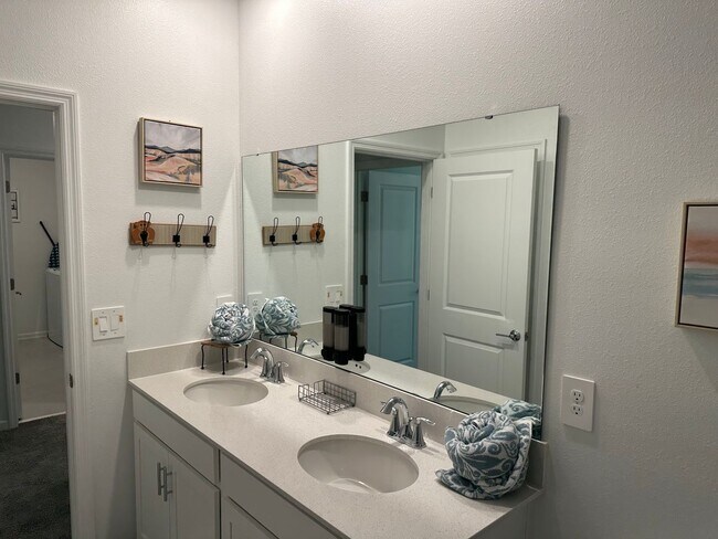 Building Photo - Spacious 4 bedroom 2.5 Bath, Fully Furnish...