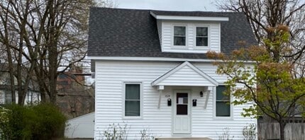 Building Photo - Main St