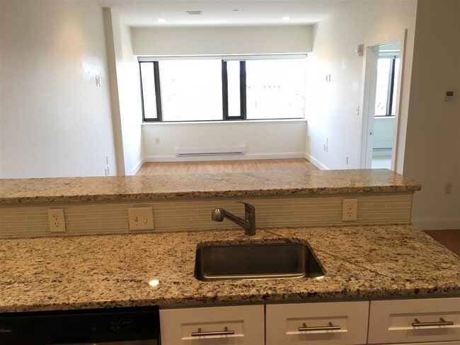 Building Photo - 875 Elm St