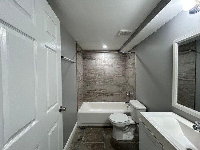 Building Photo - 2 Bedrooms 2 Bathrooms