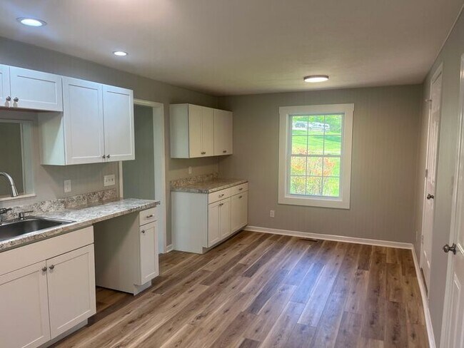 Building Photo - 3 bed, 2 bath, 2 car garage Cape Cod style house in NW Knoxville