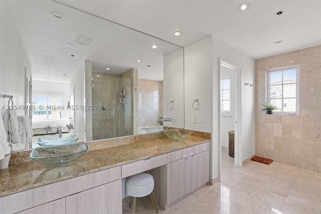 Building Photo - 2442 Fisher Island Dr