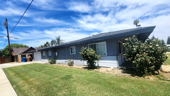 Building Photo - SW-Bakersfield 3 bedrooms 2 baths house