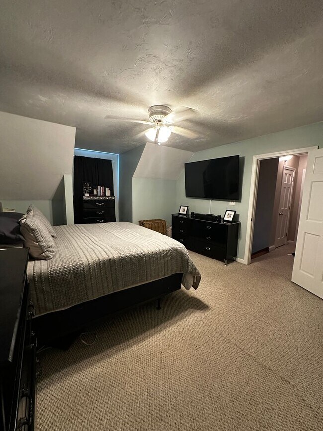 Building Photo - Charming 3 Bed, 3 Bath Home with Finished ...