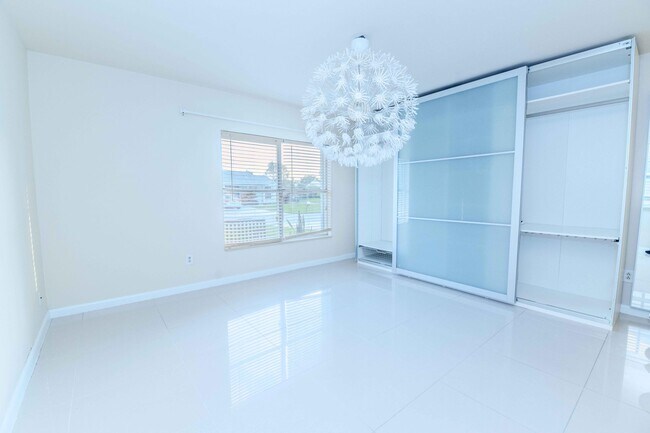 Building Photo - 8111 Cedar Hollow Ln