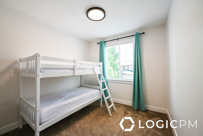 Building Photo - 1034 Lincoln Ln