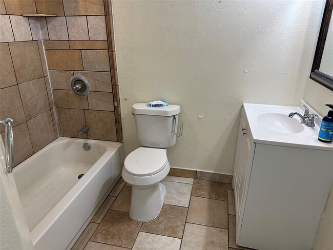 Building Photo - 204 Thompson St