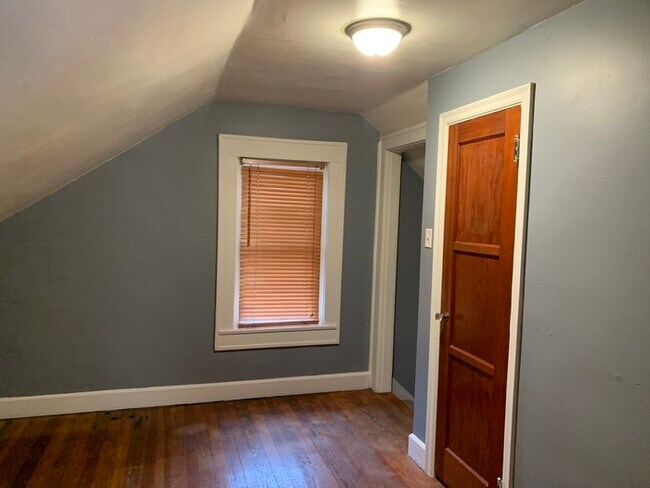 Building Photo - PENDING-Charming & Updated Bungalow in SoBro!
