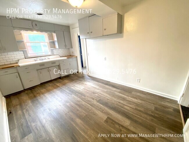 Building Photo - 1415 Yale Ave NW
