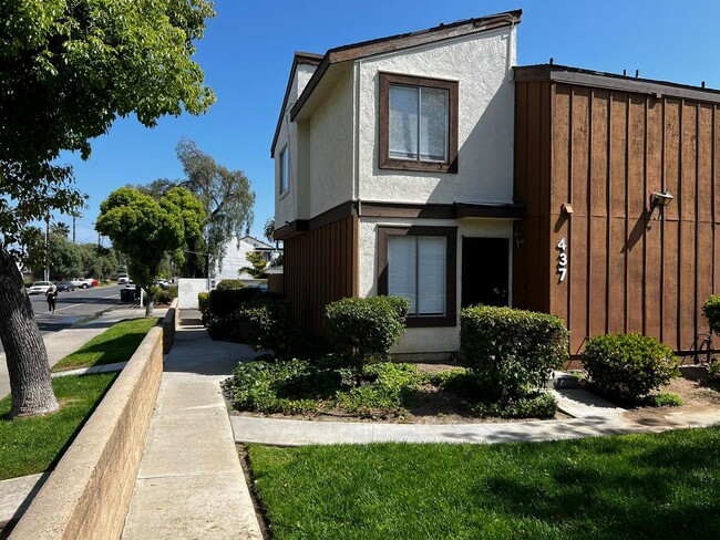 Building Photo - 2 bedroom 1.5 Bath Upgraded Townhome