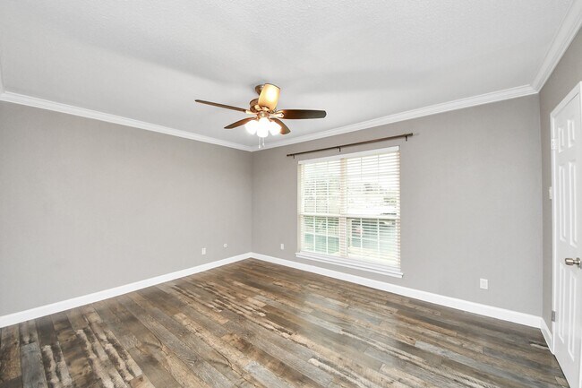 Building Photo - 2224 S Piney Point Rd