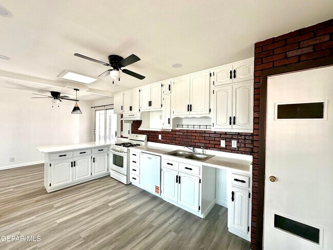 Building Photo - 4981 Winthrop Dr