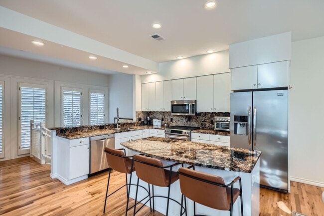 Building Photo - Gorgeous Cherry Creek Townhome - 2 bed 2 bath with 1 car garage