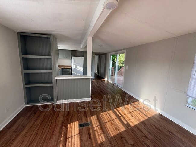 Building Photo - 529 Sunshine Dr