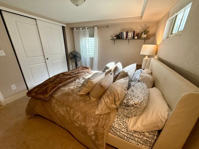 Building Photo - Sprawling 6 BR 4 BA Applewood Paradise - Live in Luxury with this Entertainer's Dream!