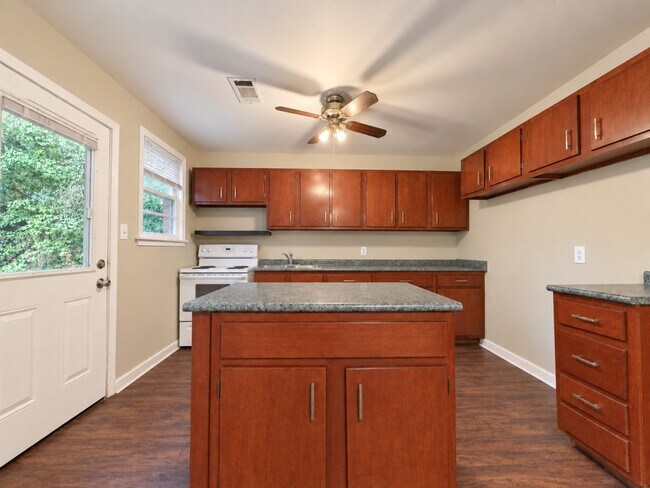 Building Photo - 4229 Hickory Dr