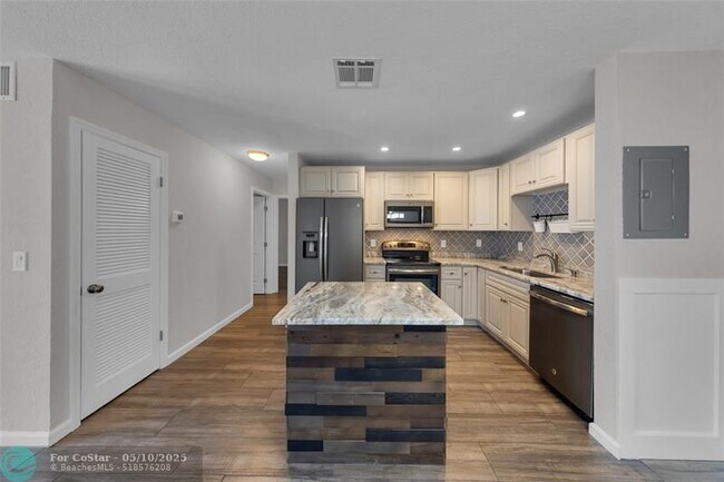 Building Photo - 160 Cypress Club Dr