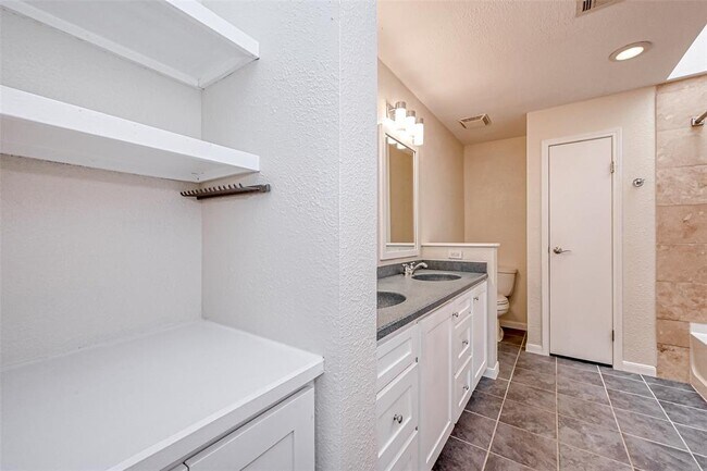 Building Photo - 9850 Pagewood Ln