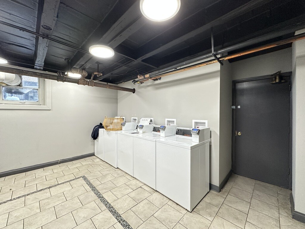 Building Photo - 739 W Belmont Ave