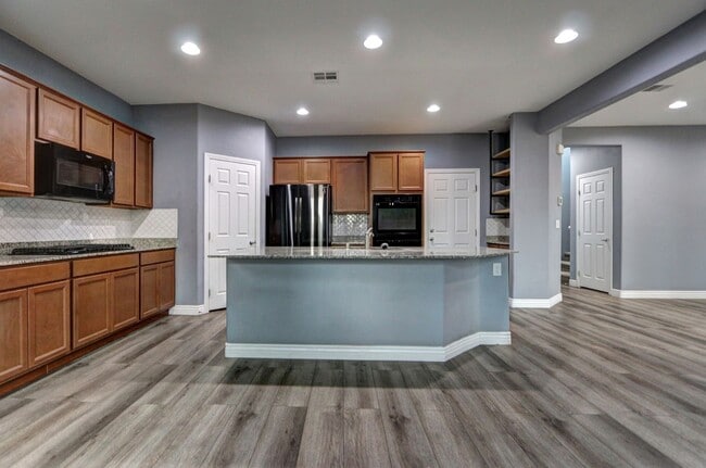 Building Photo - Immaculate 4 Bedroom Home