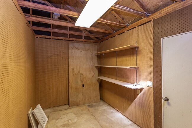 Building Photo - This Home is a Hole in One!